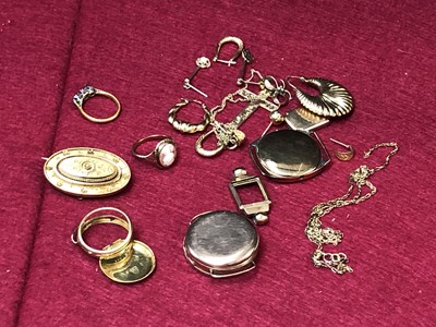 Lot 119 - A collection of gold to include 9ct gross...