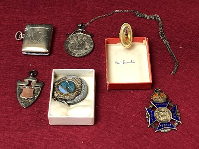 Lot 126 - A gold and gemset ring, variously testing...