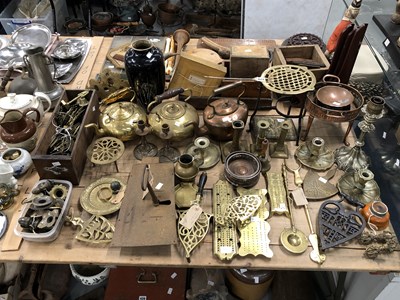 Lot 429 - Brass ware: kettles, horse brasses,...