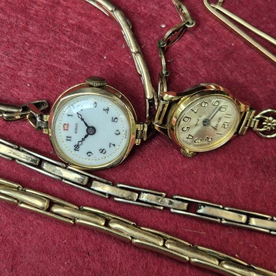 Lot 134 - A 9ct hallmarked gold Hirco watch on a 9ct on...