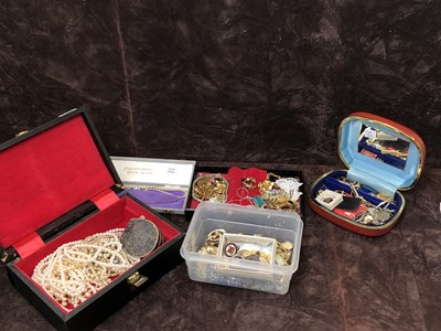 Lot 136 - Jewellery- a varied selection of mostly...