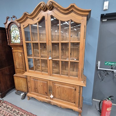 Lot 785 - An impressive Dutch-style glazed display...