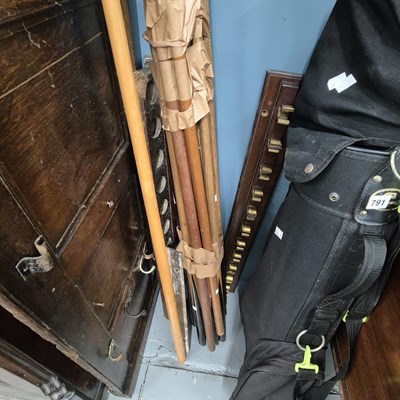 Lot 790 - Various vintage snooker cues and accessories.