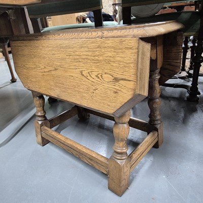Lot 847 - A small oak occasional table.