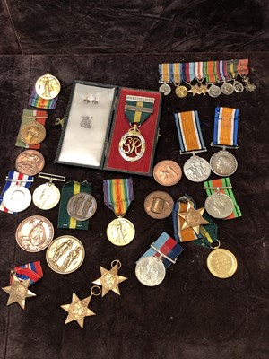 Lot 142 - A collection of First World War and Second...