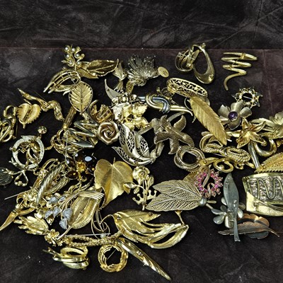 Lot 156 - A large collection of vintage costume...