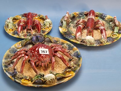 Lot 367 - A graded set of three Calda majolica plates...