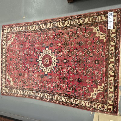 Lot 988 - A Persian Hamadan rug 167 x 110cms