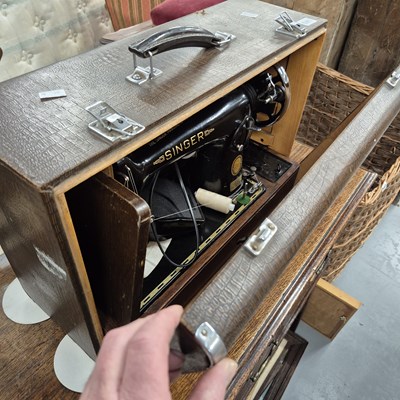 Lot 941 - A Singer sewing machine.