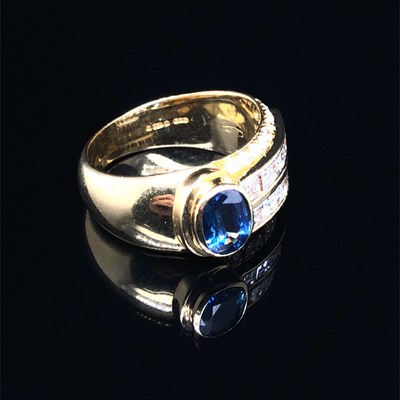 Lot 184 - An 18ct hallmarked gold ring set with an oval...