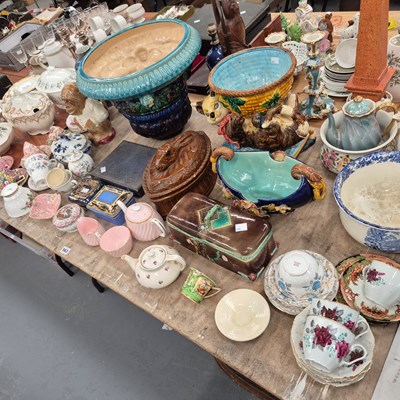 Lot 563 - Assorted ceramics, including Majolica, teaware,...