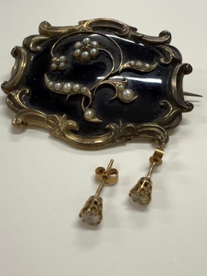 Lot 189 - Jewellery- an antique pearl and black enamel...