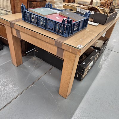 Lot 689 - An oak coffee table.