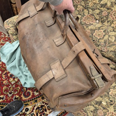 Lot 1089 - A large leather gladstone bag