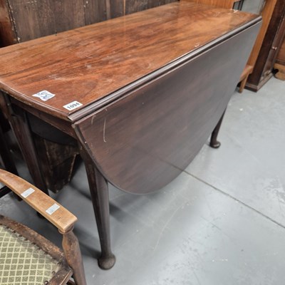 Lot 1094 - A Georgian mahogany drop leaf dining table. H...