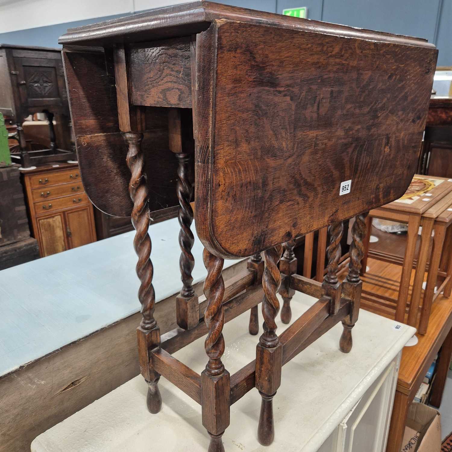 Lot 952 - A small oak gateleg table