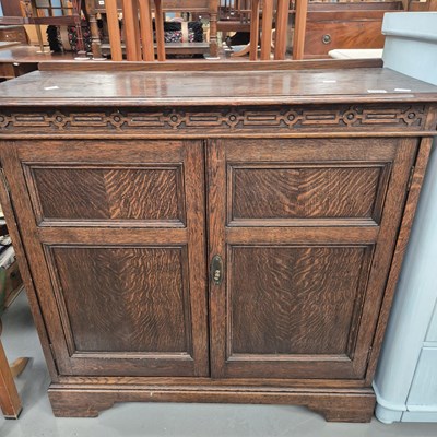Lot 1007 - An oak side cabinet
