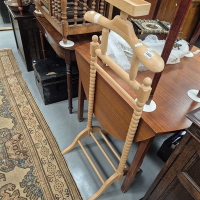 Lot 1009 - A valet stand
