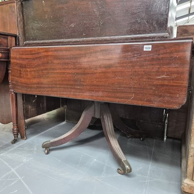 Lot 1028 - A georgian mahogany drop leaf pedestal...