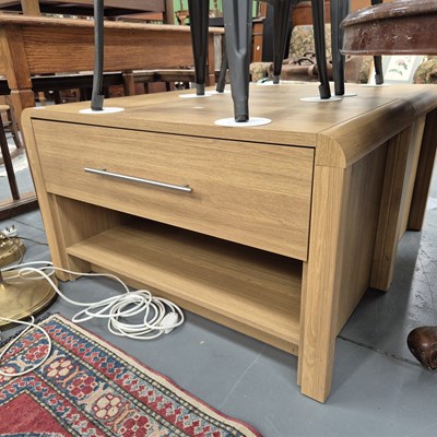 Lot 1042 - A pair of oak coffee tables / end tables.