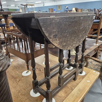 Lot 1080 - An oak gateleg table