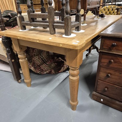 Lot 1081 - A vintage pine kitchen table