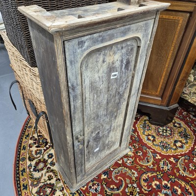Lot 1086 - An oak small cabinet