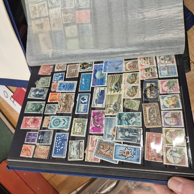 Lot 626 - A collection of stamps in collectors' albums