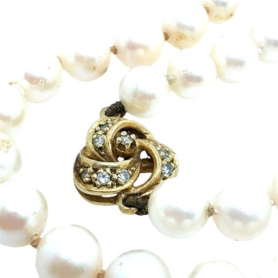 Lot 4 - A row of cultured, slightly graduated and...