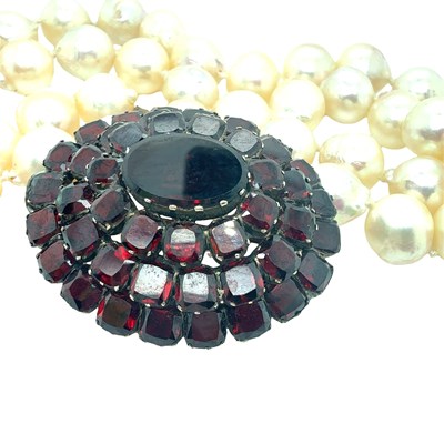 Lot 7 - An antique Bohemian garnet brooch, and a row...