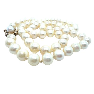 Lot 10 - A princess row of cultured pearls with a 9ct...