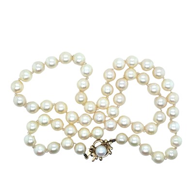Lot 10 - A princess row of cultured pearls with a 9ct...