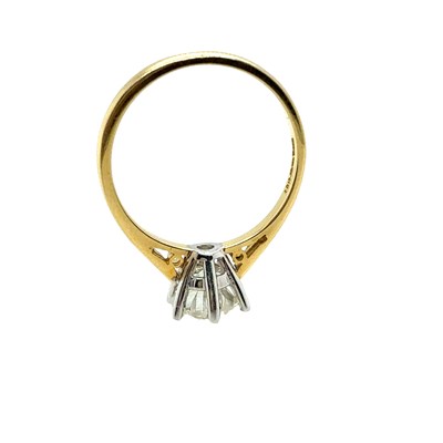 Lot 11 - An 18ct hallmarked gold diamond single stone...
