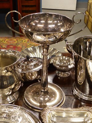 Lot 598 - A collection of electroplate to include a two...