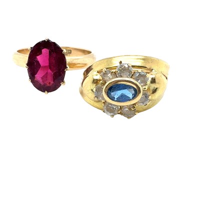 Lot 34 - A vintage dress ring, set with blue and white...