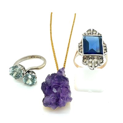 Lot 42 - A vintage quartz crystal pendant on a 9ct...