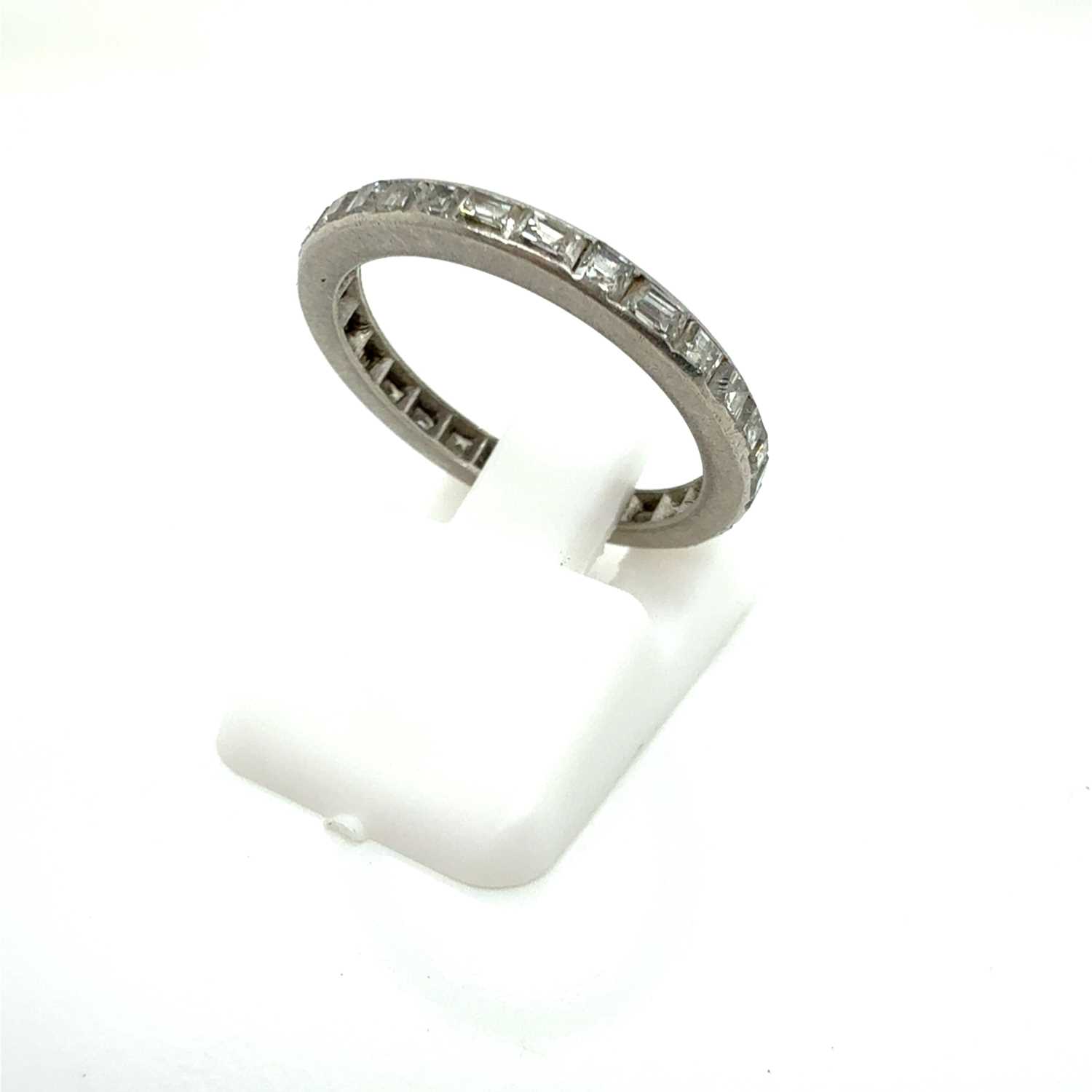 Lot 65 - An antique full eternity channel set diamond...