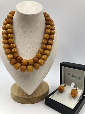 Lot 1020 - A vintage two-strand necklace of graduated...