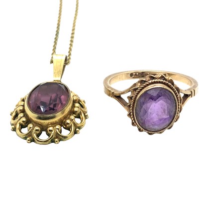 Lot 1043 - A vintage 9ct hallmarked gold and amethyst...