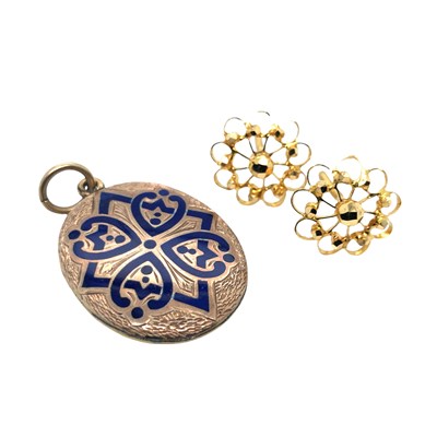 Lot 1055 - A pair of open-work, floral design screw back...