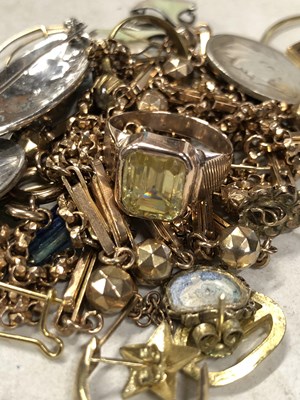 Lot 1083 - A mixed lot of jewellery comprising a pair of...