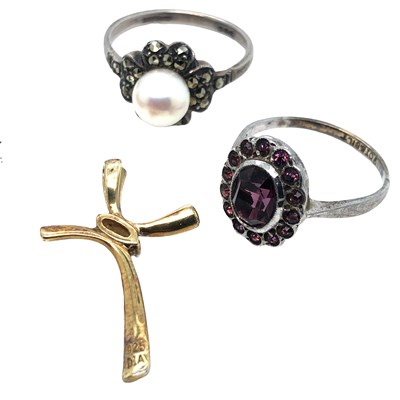 Lot 1085 - A mixed lot of silver jewellery, including a...