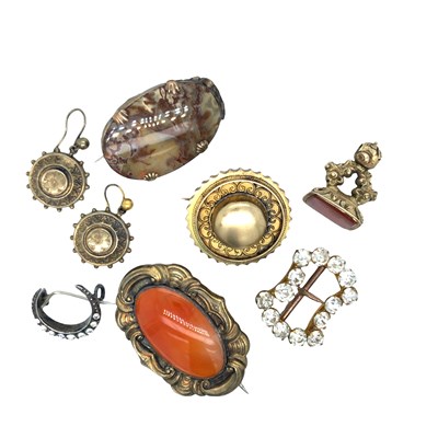 Lot 1086 - A collection of jewellery comprising a...