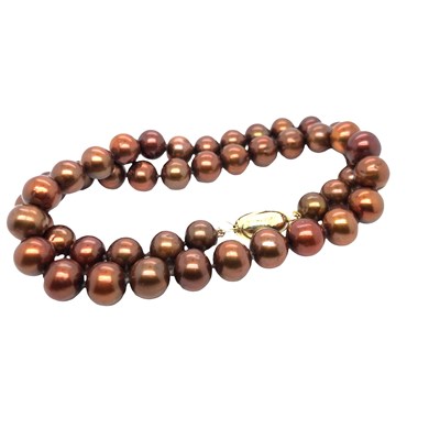 Lot 1064 - Necklace strung with cocoa freshwater cultured...