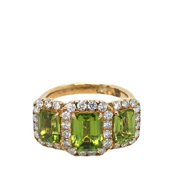 Lot 1058 - A 9ct yellow gold trilogy ring set with 3 step-...