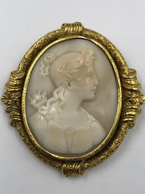 Lot 1091 - A late Victorian carved shell cameo brooch,...