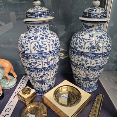 Lot 515 - A pair of Chinese blue and white vases and...