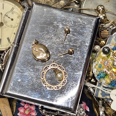 Lot 1104 - A 9ct hallmarked gold locket with the...