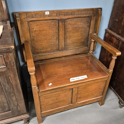 Lot 15 - A small oak monk's bench /settle.