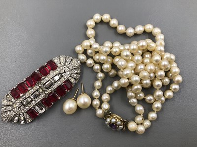 Lot 1109 - A double row of baroque cultured pearls fitted...